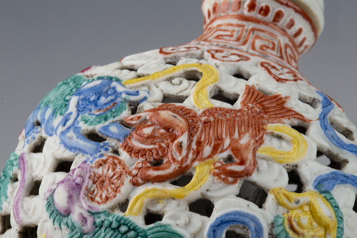 古玩陶瓷民國至創匯·粉彩雕瓷九獅紋鼻煙壺拍賣，當前價格2588元