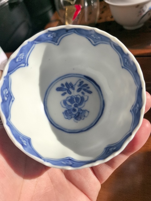 古玩陶瓷清康熙青花開窗花卉紋杯真品鑒賞圖