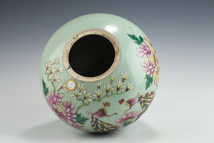 古玩陶瓷清中·豆青釉粉彩鳳凰牡丹紋西瓜罐拍賣，當前價格0元
