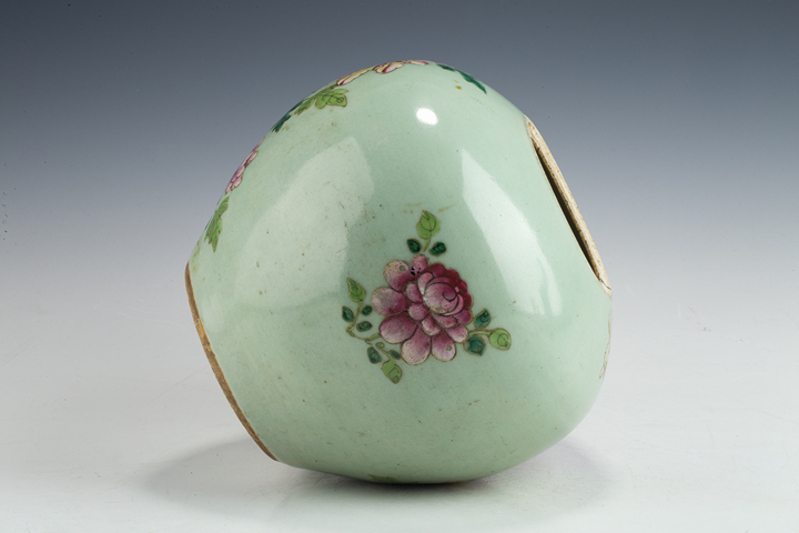 古玩陶瓷清中·豆青釉粉彩鳳凰牡丹紋西瓜罐拍賣，當前價格0元