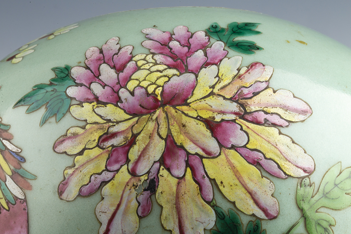 古玩陶瓷清中·豆青釉粉彩鳳凰牡丹紋西瓜罐拍賣，當前價格0元