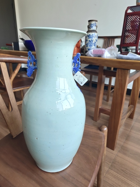 古玩陶瓷豆青釉青花花卉紋撣瓶真品鑒賞圖