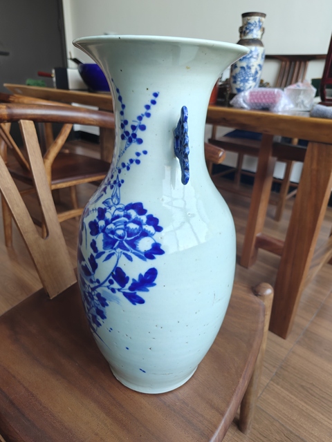 古玩陶瓷豆青釉青花花卉紋撣瓶真品鑒賞圖