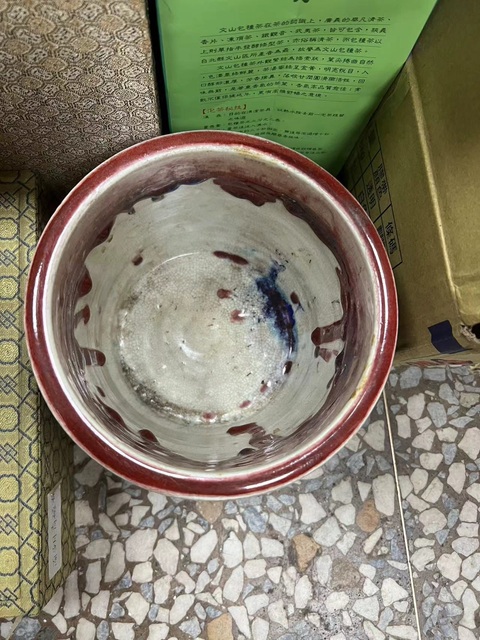 古玩陶瓷紅釉三足爐真品鑒賞圖