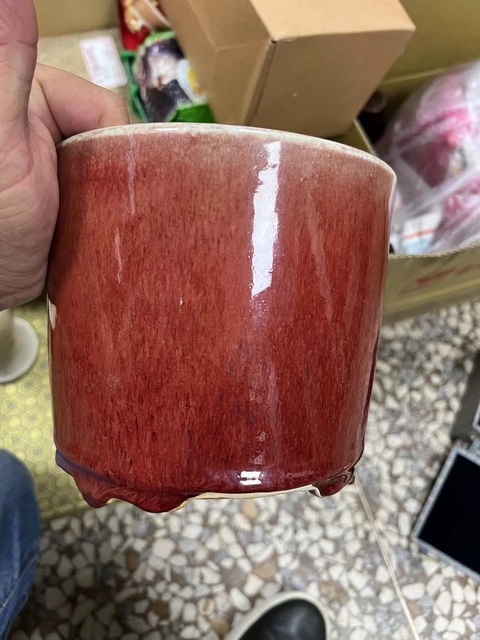 古玩陶瓷紅釉三足爐真品鑒賞圖