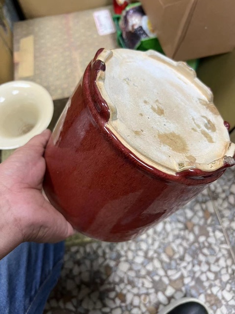 古玩陶瓷紅釉三足爐真品鑒賞圖