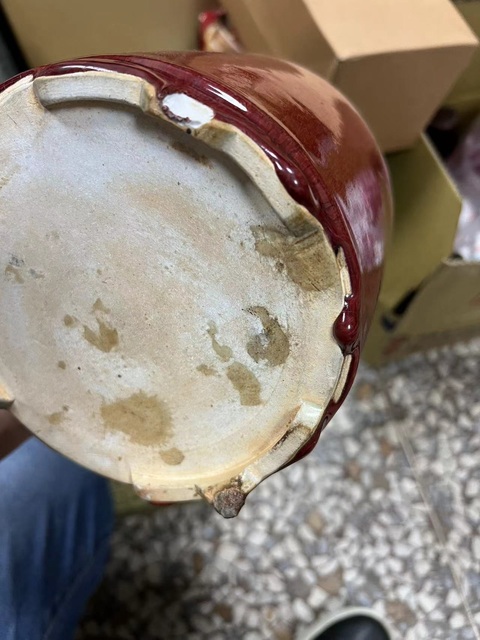 古玩陶瓷紅釉三足爐真品鑒賞圖