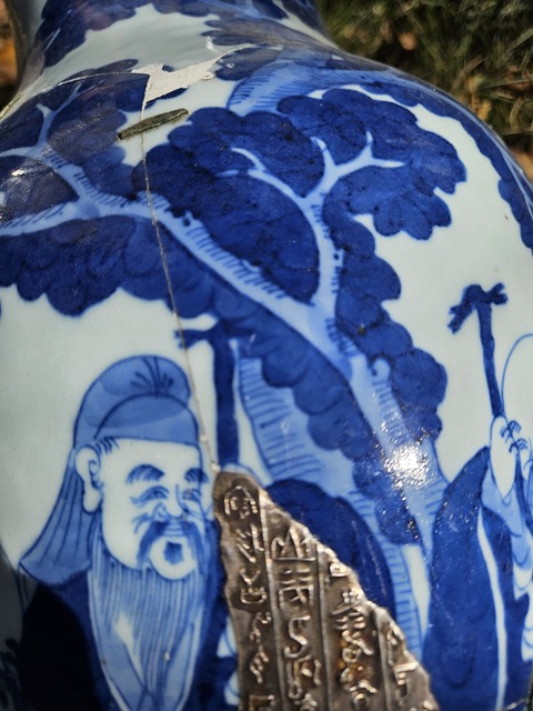 古玩陶瓷人物紋青花瓶真品鑒賞圖