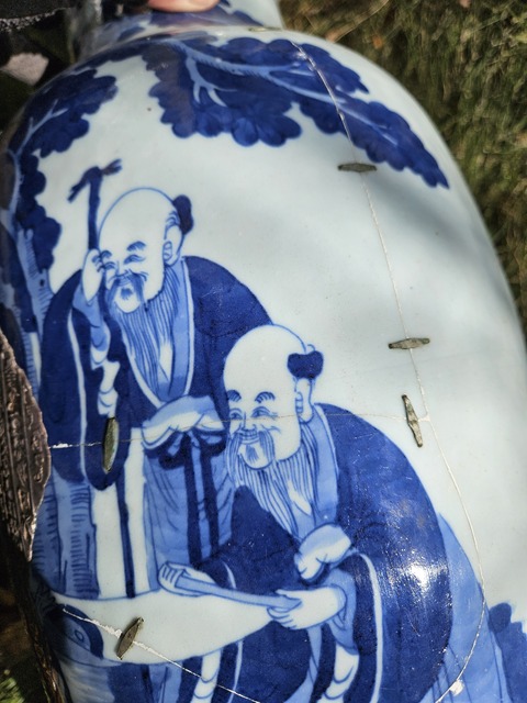 古玩陶瓷人物紋青花瓶真品鑒賞圖