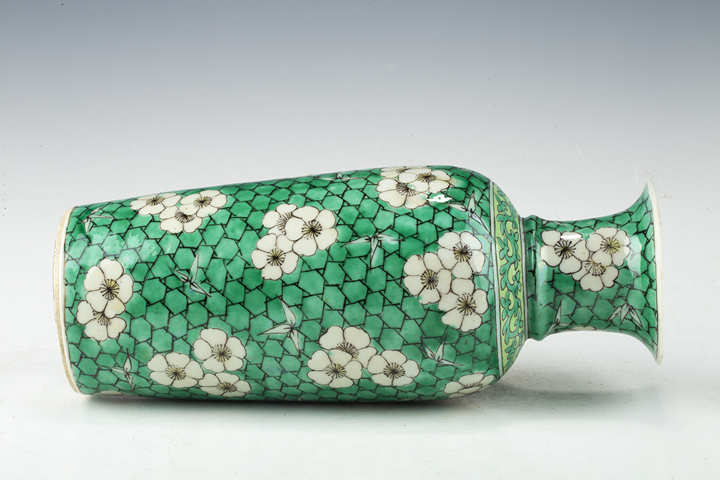 古玩陶瓷清晚·綠地冰梅紋瓶
真品鑒賞圖