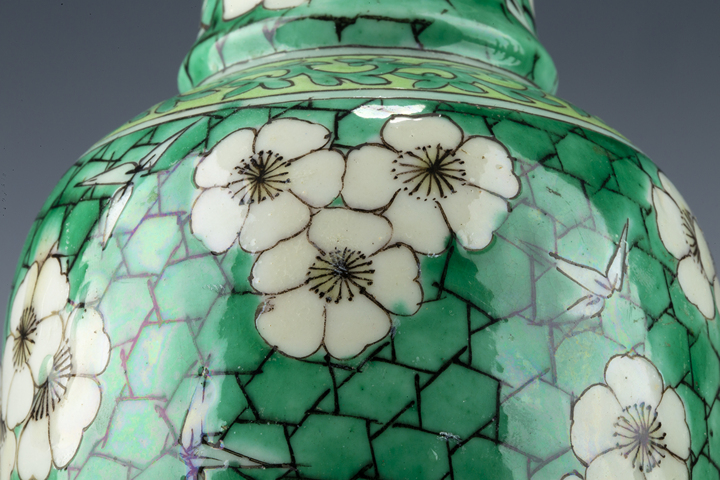 古玩陶瓷清晚·綠地冰梅紋瓶
真品鑒賞圖