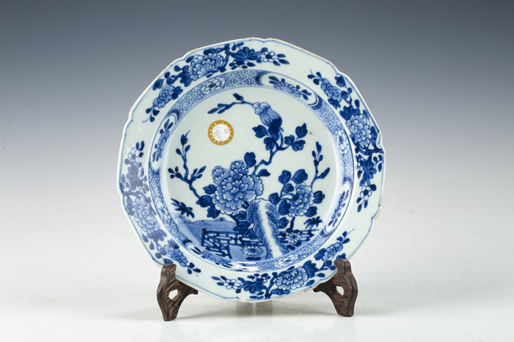 古玩陶瓷清中·青花花卉紋折沿盤真品鑒賞圖