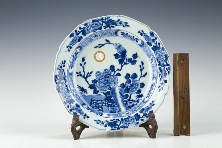 古玩陶瓷清中·青花花卉紋折沿盤真品鑒賞圖