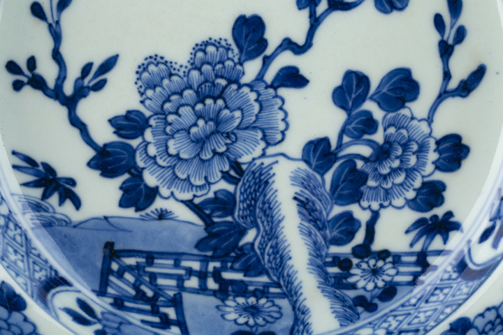 古玩陶瓷清中·青花花卉紋折沿盤真品鑒賞圖