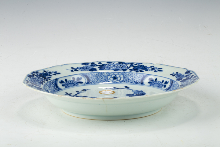 古玩陶瓷清中·青花花卉紋折沿盤真品鑒賞圖