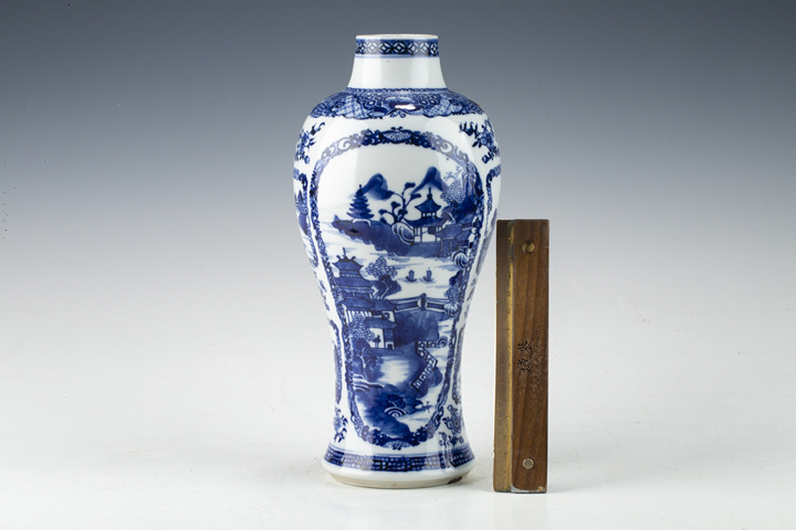 古玩陶瓷清乾隆·青花山水樓閣紋雞腿瓶拍賣，當前價格4280元