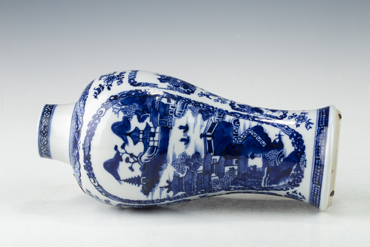 古玩陶瓷清乾隆·青花山水樓閣紋雞腿瓶拍賣，當前價格4280元
