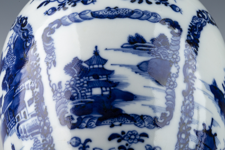 古玩陶瓷清乾隆·青花山水樓閣紋雞腿瓶拍賣，當前價格4280元