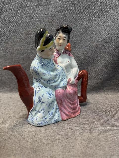 古玩陶瓷民國粉彩春宮人物型酒壺拍賣，當(dāng)前價格18888元