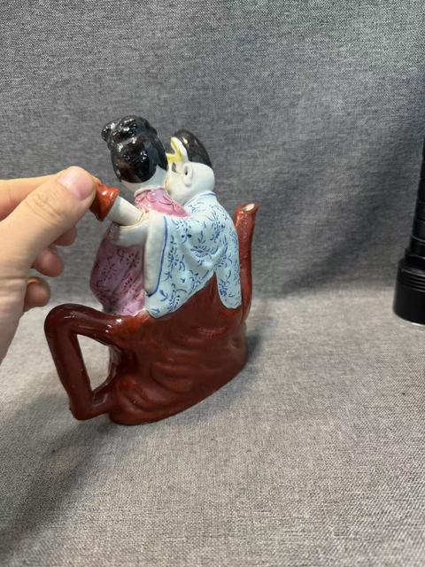 古玩陶瓷民國粉彩春宮人物型酒壺拍賣，當(dāng)前價格18888元