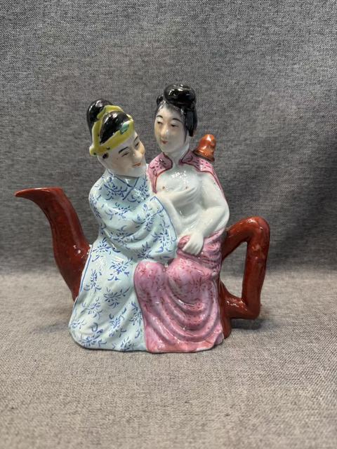 古玩陶瓷民國粉彩春宮人物型酒壺拍賣，當(dāng)前價格18888元