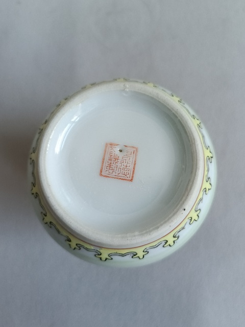 古玩陶瓷粉彩仕女人物紋瓶真品鑒賞圖