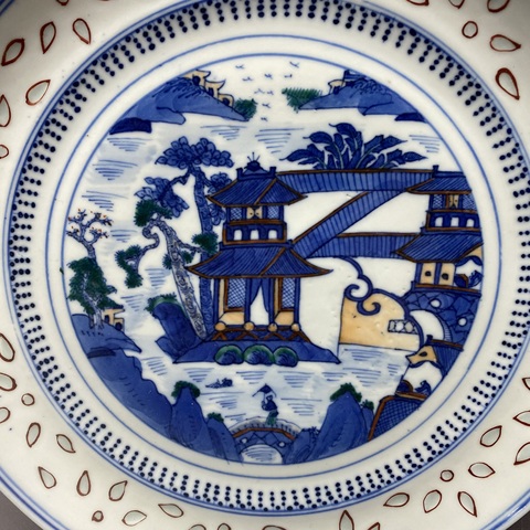 古玩陶瓷樓臺亭閣山水紋斗彩盤真品鑒賞圖