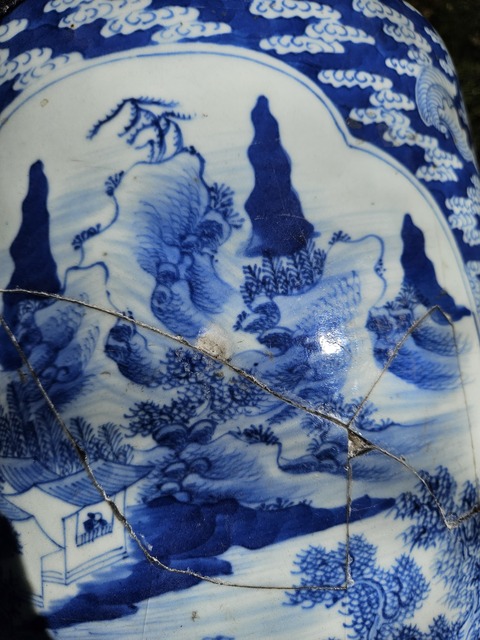 古玩陶瓷青花云福開窗山水紋瓶真品鑒賞圖