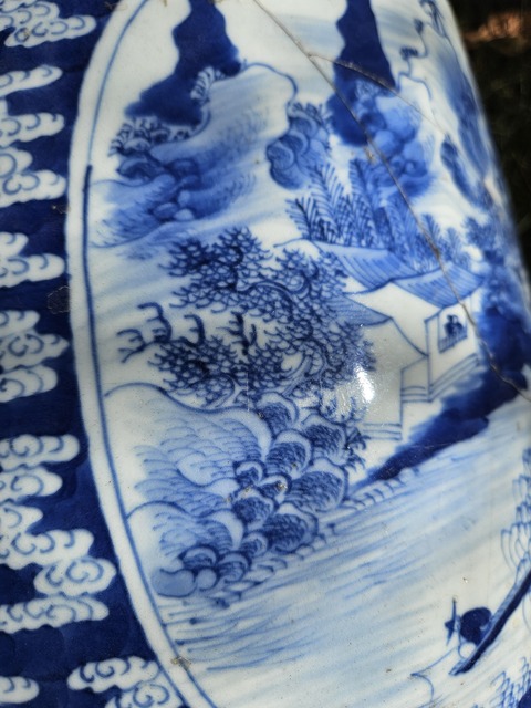 古玩陶瓷青花云福開窗山水紋瓶真品鑒賞圖