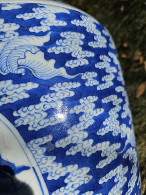 古玩陶瓷青花云福開窗山水紋瓶真品鑒賞圖