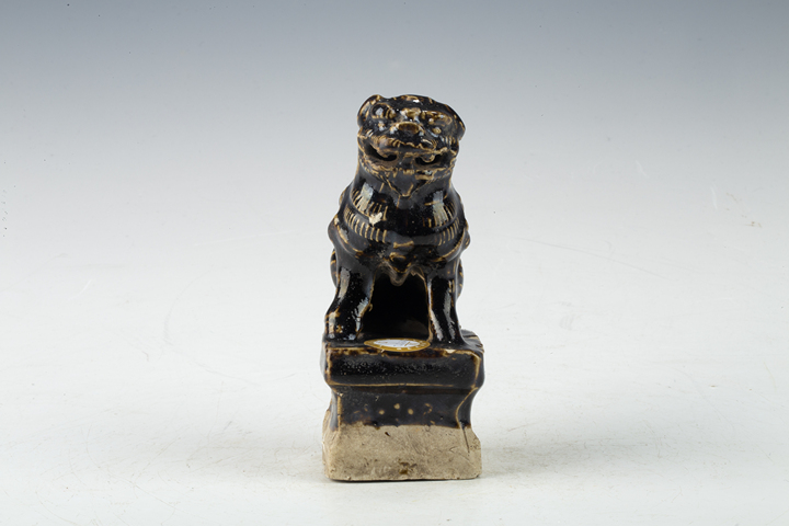 古玩陶瓷清·褐釉獅子燭臺真品鑒賞圖
