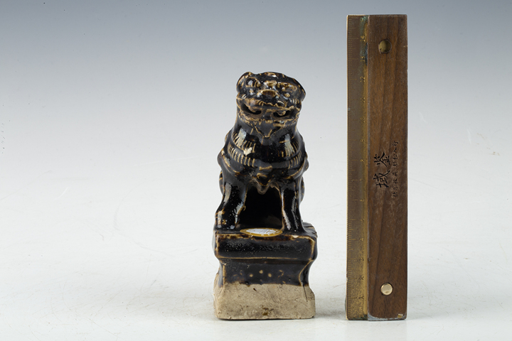 古玩陶瓷清·褐釉獅子燭臺真品鑒賞圖