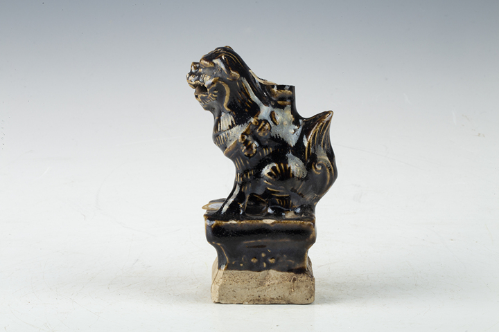 古玩陶瓷清·褐釉獅子燭臺真品鑒賞圖