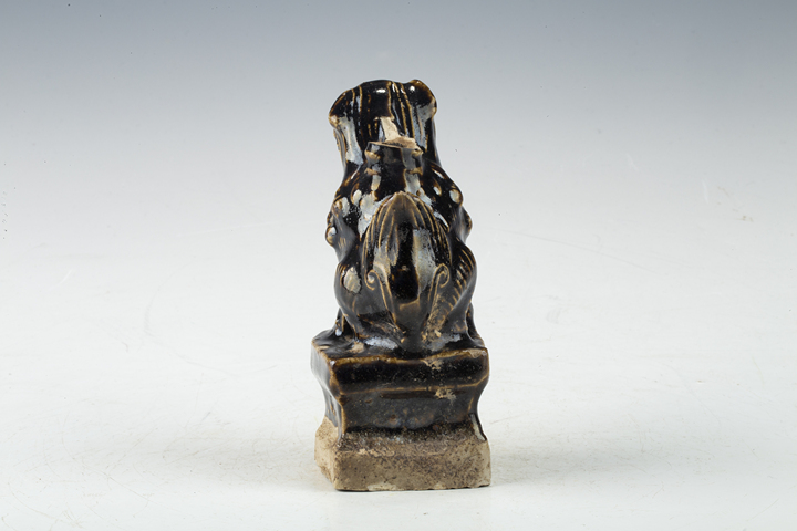 古玩陶瓷清·褐釉獅子燭臺真品鑒賞圖