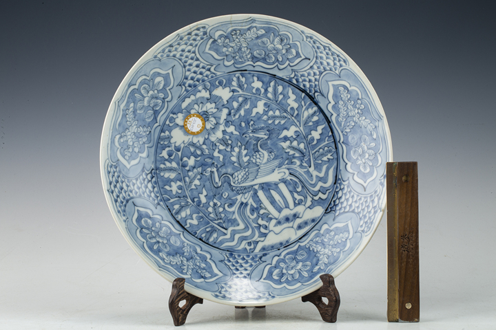 古玩陶瓷明晚·青花藍地留白鳳凰牡丹紋大盤真品鑒賞圖