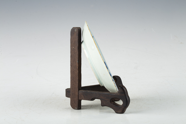 古玩陶瓷清康熙·青花礬紅描金焚香拜月紋碟真品鑒賞圖