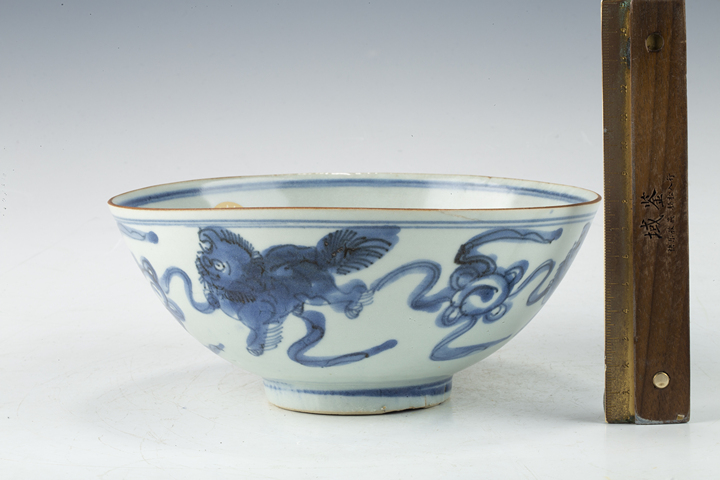 古玩陶瓷清早·青花獅子繡球紋碗真品鑒賞圖