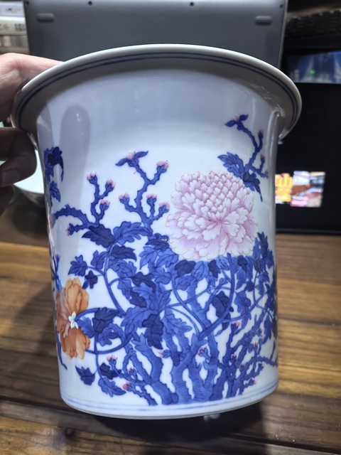 古玩陶瓷青花加彩花卉紋花盆真品鑒賞圖