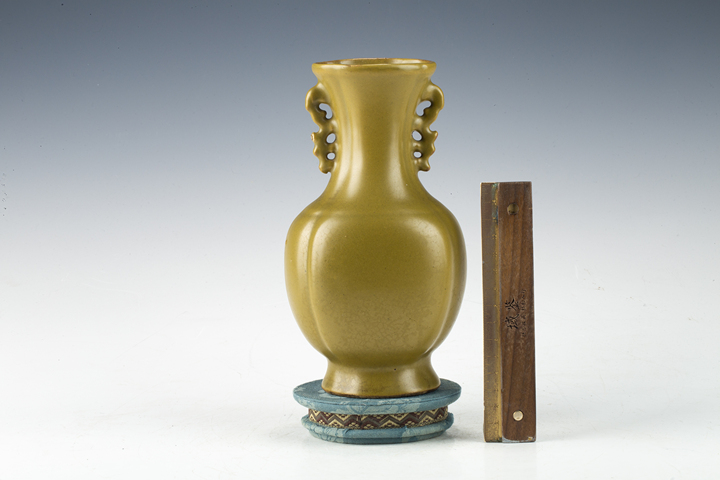 古玩陶瓷清中晚·茶葉末釉雙耳海棠瓶真品鑒賞圖