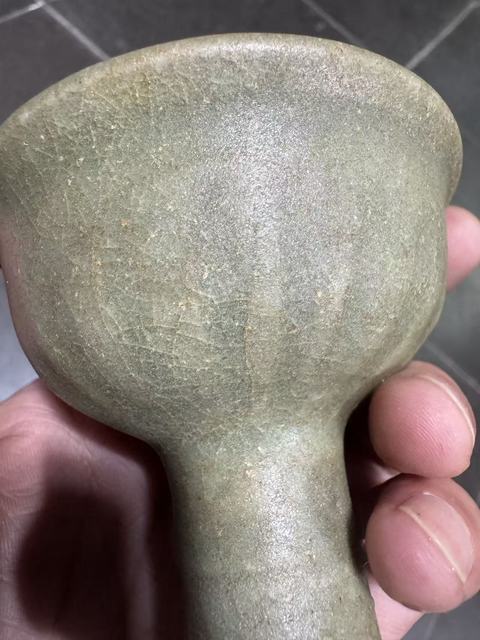 古玩陶瓷元末明初·龍泉青釉外蓮瓣高足杯拍賣，當(dāng)前價(jià)格2888元