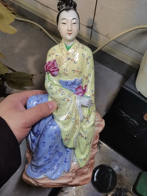 古玩陶瓷何仙姑粉彩塑像真品鑒賞圖