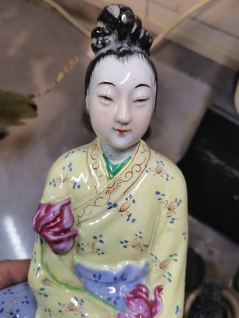 古玩陶瓷何仙姑粉彩塑像真品鑒賞圖