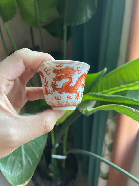 古玩陶瓷龍紋礬紅杯真品鑒賞圖