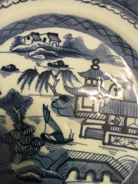 古玩陶瓷樓臺亭閣山水紋青花盤真品鑒賞圖