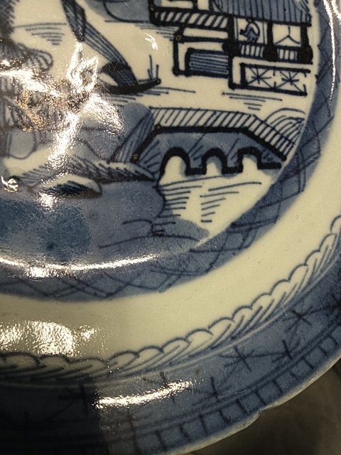 古玩陶瓷樓臺亭閣山水紋青花盤真品鑒賞圖