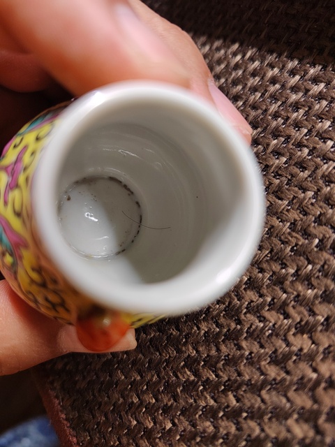 古玩陶瓷黃地粉彩花卉紋象耳瓶真品鑒賞圖