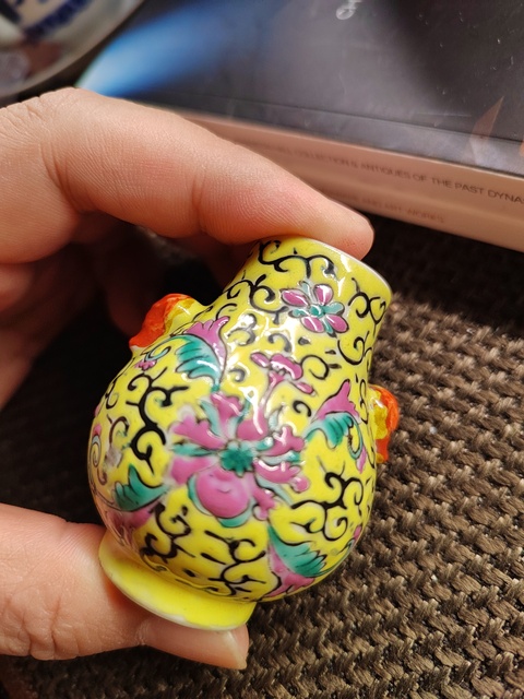 古玩陶瓷黃地粉彩花卉紋象耳瓶真品鑒賞圖