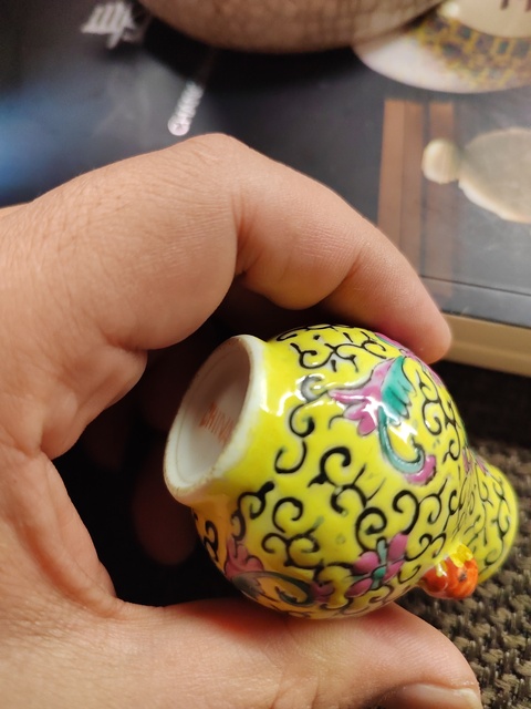 古玩陶瓷黃地粉彩花卉紋象耳瓶真品鑒賞圖