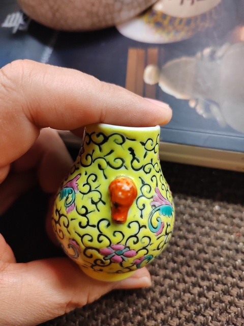 古玩陶瓷黃地粉彩花卉紋象耳瓶真品鑒賞圖