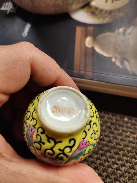 古玩陶瓷黃地粉彩花卉紋象耳瓶真品鑒賞圖